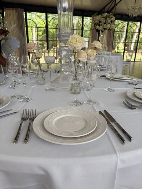 Table de réception avec assiettes Laguiole et verrerie en Seine-et-Marne